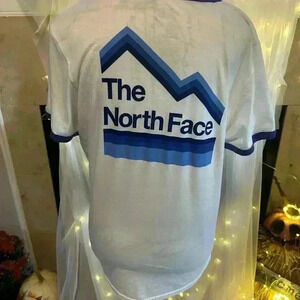 The North Face Women’s Slim Fit T Shirt . XL. Preowned. Looks New.